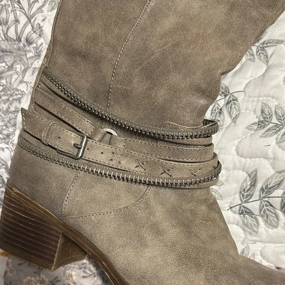 Stylish Gray Knee-High Boots - Picture 3 of 3